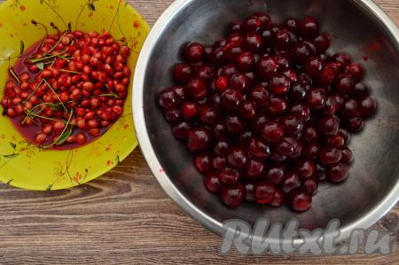 Удалить из вишни косточки. Взвесить вишню без косточек. У меня вишня была крупная. Из 1,2 килограммов ягод с косточками у меня получился 1 килограмм вишни без косточек.