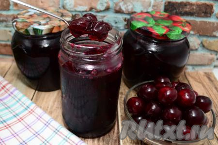 Очень вкусное, в меру густое, красивое варенье "Пятиминутка", приготовленное из вишни без косточек, отлично разнообразит зимнее меню. Ягодки получаются достаточно плотными и очень аппетитными!