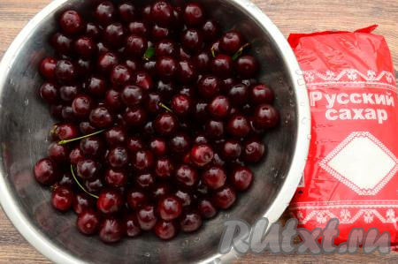 Подготовить продукты для приготовления варенья из вишни без косточек "Пятиминутка". Вишню тщательно промыть водой, дать лишней воде стечь.