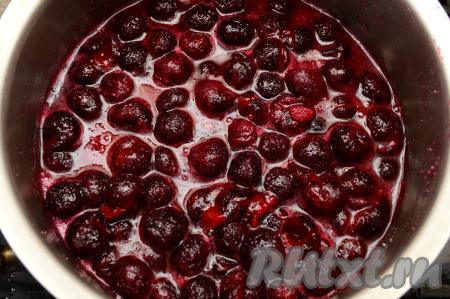 Периодически аккуратно перемешивая, чтобы варенье не подгорело, и стараясь не мять ягоды, на минимальном огне начать готовить варенье. Постепенно сахар начнёт плавиться, ягоды дадут сок, после этого можно увеличить огонь до чуть выше среднего.