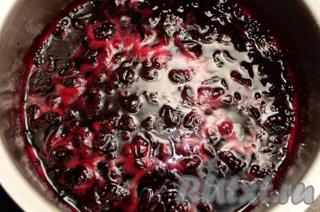 После того как варенье остынет, в третий раз поставить кастрюлю на огонь выше среднего, перемешать.