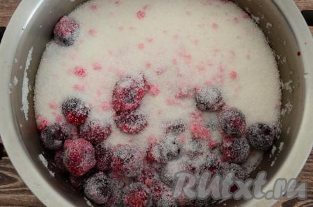 Засыпать вишню сахаром, аккуратно несколько раз потрясти кастрюлю, смешивая сахар с ягодами. Безусловно, можно аккуратно перемешать столовой ложкой, но я обычно этого не делаю, чтобы лишний раз не мять вишню. При желании можно оставить вишню в сахаре постоять при комнатной температуре около часа, чтобы ягоды дали сок, но, поскольку времени всегда не хватает, я сразу после того как потрясла кастрюлю с вишней, ставлю кастрюлю на самый минимальный огонь. Сахара я добавляю столько же сколько получится вишни без косточки. Я добавила ровно 1 килограмм сахара, так как вишня без косточек тоже весила 1 килограмм.