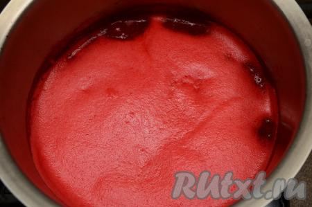 Поставить кастрюлю с малиновым пюре на огонь выше среднего, периодически перемешивая, довести до кипения. После закипания ягодного пюре уменьшить огонь, убрать с поверхности пену.
