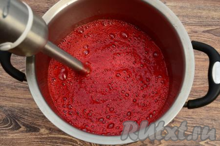 Малину выложить в кастрюлю с толстым дном (или в любую другую достаточно глубокую посуду, в которой вы будете готовить варенье). Пробить варенье погружным блендером (или размять толкушкой) до получения однородного пюре.