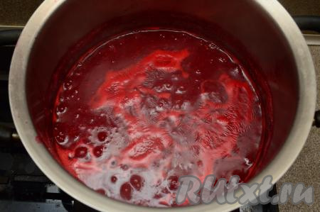 Проварить малиновое пюре после закипания на небольшом огне 5 минут, время от времени перемешивая и убирая пену. Затем снять кастрюлю с малиной с огня, дать постоять минут 5, чтобы ягоды немного остыли.