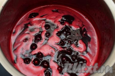 Периодически перемешивая, довести до кипения, убрать с поверхности пену. Добавить лимонную кислоту, перемешать. Убавить огонь и варить на минимальном огне 20 минут, время от времени перемешивая и снимая пену. Лимонную кислоту можно не добавлять, но именно благодаря ей джем из малины без косточек сохранит свой цвет, получится ярким и красивым.