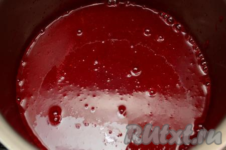 Перемешать ягодную массу с сахаром, поставить на огонь выше среднего.