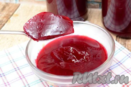 Вначале горячий малиновый джем кажется жидковатым. Но джем,&nbsp;который остался на пробу, через сутки в холодильнике уже желировался и стал густым. Джем в банках желируется уже дня через 3.&nbsp;&nbsp;