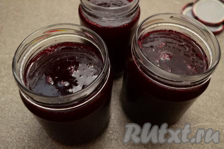 Горячий джем разлить по простерилизованным банкам, сразу закатать (или закрутить) прокипячёнными крышками. Из предложенного количества ингредиентов у меня получился 1 литр 350 миллилитров малинового джема и немного осталось на пробу.&nbsp; Не переворачивая, укутать банки в плед и оставить до полного остывания (я оставляю на сутки), а затем переставить баночки на хранение в прохладное тёмное место (например, в подвал, кладовую или погреб).