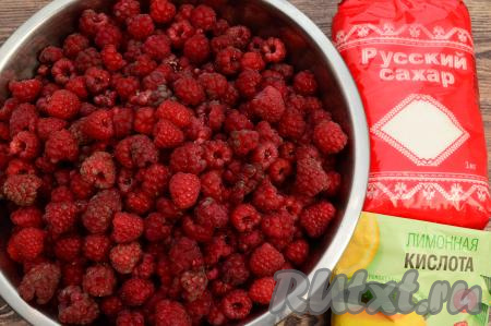 Подготовить продукты для приготовления джема из малины без косточек на зиму. Малину выложить в дуршлаг, промыть проточной водой, оставить на несколько минут, чтобы стекла вода. Многие малину не моют, но я делаю это всегда, чтобы избавиться от пыли.