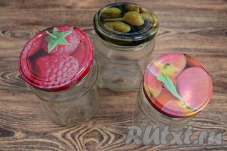 Пока варится малиновый джем, нужно тщательно вымыть и простерилизовать банки, прокипятить крышки. Для этого джема я взяла 2 банки объёмом по 500 миллилитров и 1 баночку ёмкостью 350 миллилитров. Банки я предпочитаю стерилизовать в микроволновке, для этого я их на 1,5-2 сантиметра заполняю кипящей водой, отправляю стерилизоваться на 3 минуты в микроволновку при максимальной мощности. Затем очень аккуратно достаю горячие простерилизованные банки из микроволновки, воду сливаю. Крышки кипячу в кастрюле на плите в течение 3 минут с момента закипания воды. Простерилизованные банки прикрываю прокипячёнными крышками.