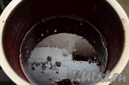 По прошествии 20 минут с момента закипания малиновый джем без косточек будет готов.