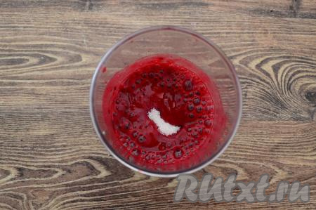 Далее добавить сахар. Ещё раз пробить смузи из банана и вишни погружным блендером, чтобы сахар растворился. Я добавила всего 1 чайную ложку сахара, но у меня была достаточно сладкая вишня и спелые бананы. Вы же ориентируйтесь на свой вкус. Если необходимо, добавьте ещё немного сахара и снова хорошо пробейте напиток погружным блендером.