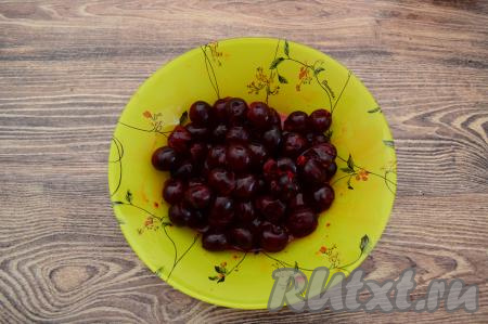 Ягоды вишни промыть водой, удалить косточки.