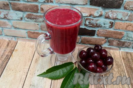 Сразу разлить вишнёво-банановый смузи по чашкам.&nbsp;Всего у меня получилось 450 миллилитров яркого, насыщенного напитка.