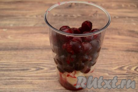 Сложить вишню в чашу блендера поверх бананов.