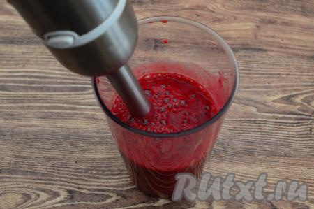 При помощи погружного блендера пробить бананы и вишню до получения однородного фруктово-ягодного пюре.