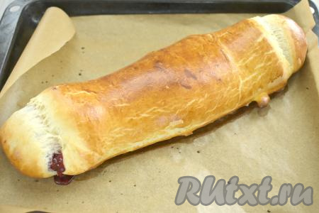 Отправляем противень в духовку, разогретую до 200 градусов, выпекаем штрудель с вишней минут 20 (до подрумянивания слоёного дрожжевого теста).