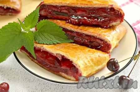 Штрудель с вишней из слоёного дрожжевого теста