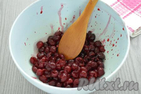 Для приготовления штруделя из слоёного дрожжевого теста можно взять как свежую, так и замороженную вишню. Свежую вишню нужно будет перебрать, удаляя подпорченные ягоды, листочки и&nbsp;веточки. Затем вишню нужно промыть водой, лишней воде дать стечь, удалить косточки. Если ягоды заморожены, их нужно разморозить, если косточки перед заморозкой не удалены, их нужно будет вынуть.