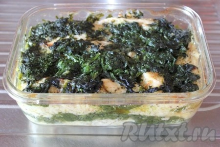 Курица со шпинатом готова.