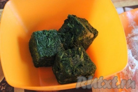 Шпинат разморозьте при комнатной температуре или в микроволновке на режиме "разморозка".