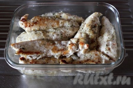 Переложите кусочки курицы в смазанную термостойкую форму.