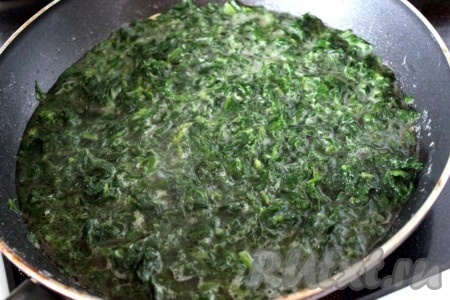 На оставшемся на сковороде сливочном масле потушите шпинат минуты 3, можно добавить немного горячей воды.
