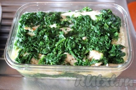 Уложите шпинат на куриное мясо и залейте соусом со сковороды.
Запекайте в духовке при 200 градусах около 15-20 минут.