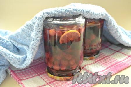 Сразу горячий сироп разливаем по банкам с вишней, заполняя их до самого верха. Закручиваем (или закатываем) банки с компотом крышками, переворачиваем вверх дном. Накрываем банки пледом (или полотенцем) и оставляем их до полного остывания.