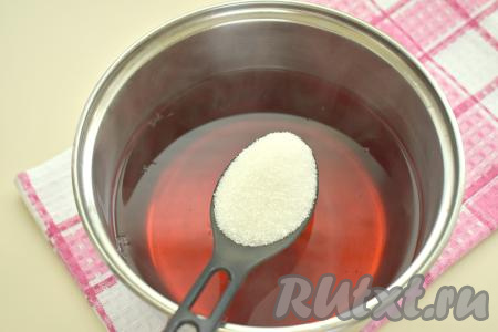 Через 10 минут снова сливаем воду из банок в кастрюлю, всыпаем сахар, перемешиваем получившийся сироп, ставим на огонь. После закипания, периодически перемешивая, провариваем сироп минуты 3 (до полного растворения сахара) на небольшом огне.
