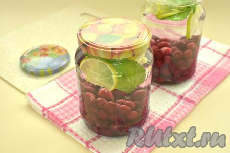 Банки заливаем практически до самого верха кипящей водой, прикрываем прокипячёнными крышками и оставляем на 15 минут.