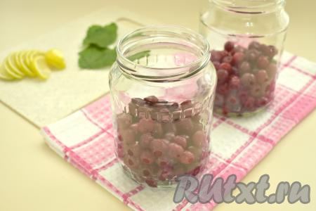 Стерилизуем заранее банки (я использовала 2 банки объёмом по 1 литру). Я стерилизую над паром. Крышки для банок кипятим в течение 3 минут с момента закипания воды. Подготовленную вишню с косточками равномерно распределяем по 2 литровым банкам.