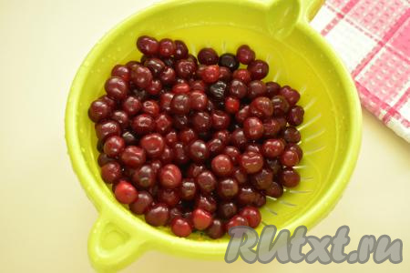 Вишню перебираем, удаляем подпорченные ягоды, листья и веточки. Выкладываем вишню в дуршлаг и тщательно промываем проточной водой. Оставляем в дуршлаге на несколько минут, чтобы с вишни стекла лишняя вода.