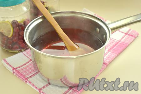 Затем воду из банок выливаем в кастрюлю так, чтобы ягоды и лимон с мятой остались в банке (очень удобно при сливании воды из банок использовать специальную пластмассовую крышку с дырками). Ставим кастрюлю с водой из банок на сильный огонь, после закипания воды выключаем огонь. Кипящую воду из кастрюли разливаем по банкам с вишней. Опять накрываем банки крышками, оставляем на 10 минут.