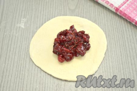 В центр каждой лепёшки помещаем 1 столовую ложку остывшей вишнёвой начинки.