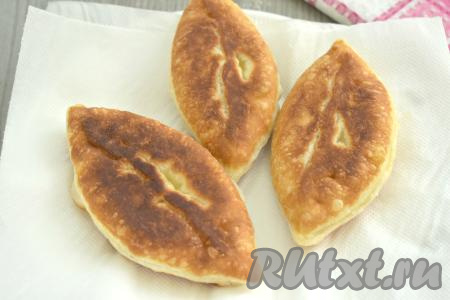Готовые пирожки со сковороды сразу выкладываем на бумажные полотенца, чтобы удалить излишки масла.