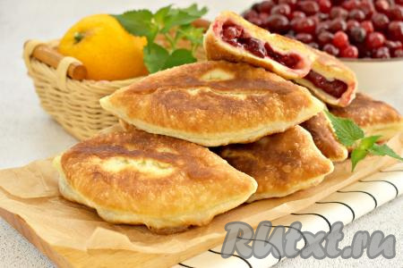 Постепенно жарим на сковороде все пирожки.&nbsp;Аппетитные, сладкие пирожки из слоёного теста с сочной начинкой из вишни можно подавать и горячими, и остывшими. Они отлично сочетаются с чашечкой чая или кофе.