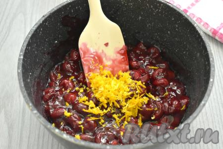 Пока вишнёвая начинка остывает, достаём слоёное тесто из морозилки, оставляем его размораживаться при комнатной температуре. Для этой выпечки можно взять как бездрожжевое слоёное тесто, так и дрожжевое слоёное тесто (я купила дрожжевое). В остывшую начинку, по желанию, можно добавить цедру апельсина (или лимона) и перемешать. Снимая цедру с тщательно вымытого апельсина (или лимона), старайтесь не затрагивать белый слой, находящийся под цедрой.