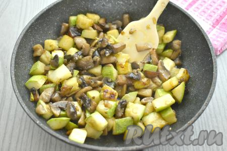 Перемешиваем, обжариваем грибы с кабачками 10-15 минут (кабачки должны стать мягкими, легко прокалываться вилкой, но при этом хорошо держать форму), иногда перемешивая.