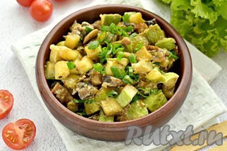 Кабачки с шампиньонами, тушёные в сметане, раскладываем со сковороды по тарелкам и в качестве самостоятельного блюда или гарнира подаём к столу.