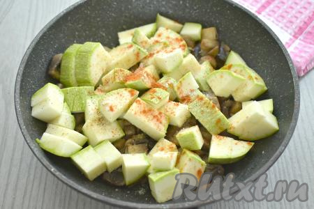 Сразу солим, приправляем любимыми специями (в качестве специй я использовала чёрный молотый перец и молотую паприку).