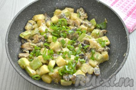 При желании готовое блюдо можно посыпать мелко нарезанной свежей зеленью (у меня - зелёный лук), перемешать.