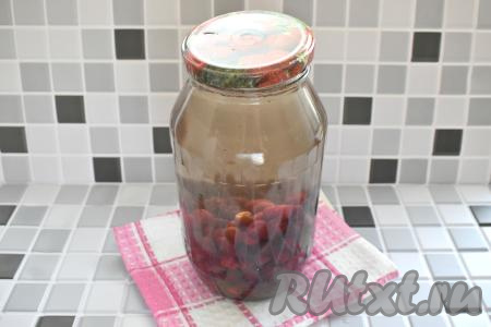 Банку с вишней и корицей заливаем до самого верха кипящей водой, прикрываем крышкой и оставляем на 20 минут.