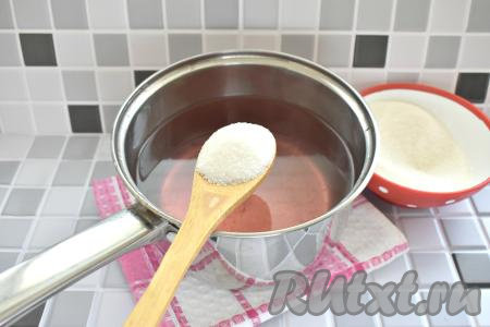 В кастрюлю с водой, слитой из банки, всыпаем сахар, перемешиваем, ставим на достаточно сильный огонь. После закипания варим сироп минуты 2 (до полного растворения сахара) на небольшом огне.