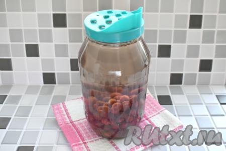 По прошествии 20 минут воду из банки аккуратно сливаем в кастрюлю так, чтобы ягоды остались в банке (для того чтобы сливать воду было удобно, я использую крышку с отверстиями).