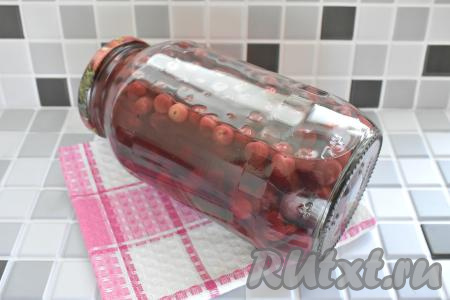 Сразу горячим сиропом заливаем вишню в банке. Банку плотно закручиваем крышкой. Проверяем закрытую банку с вишнёвым компотом на герметичность, прокатав её по столу.