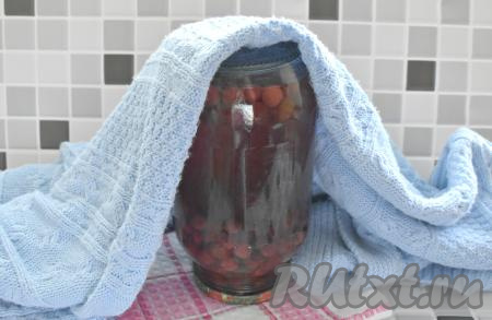 Теперь банку с компотом из вишни с корицей ставим на крышку, накрываем пледом (или тёплым полотенцем), оставляем до полного остывания. А затем убираем банку с вишнёвым компотом на хранение в прохладное место (например, в кладовку, погреб или подвал). Вишня в этом компоте с косточками, поэтому эту заготовку нужно использовать в течение года.