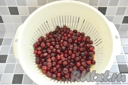 Вишню перебираем, удаляя листья, веточки, подпорченные ягоды. Выкладываем вишню в дуршлаг и хорошо промываем под проточной водой, даём лишней воде стечь.