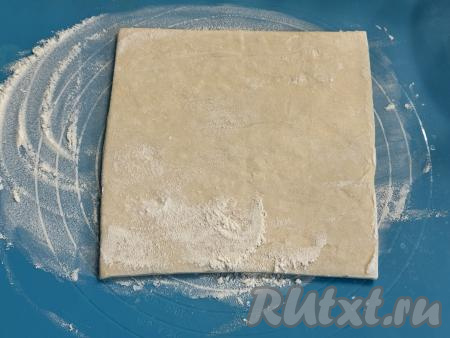 Выложить размороженное тесто на рабочую поверхность, припылённую мукой.